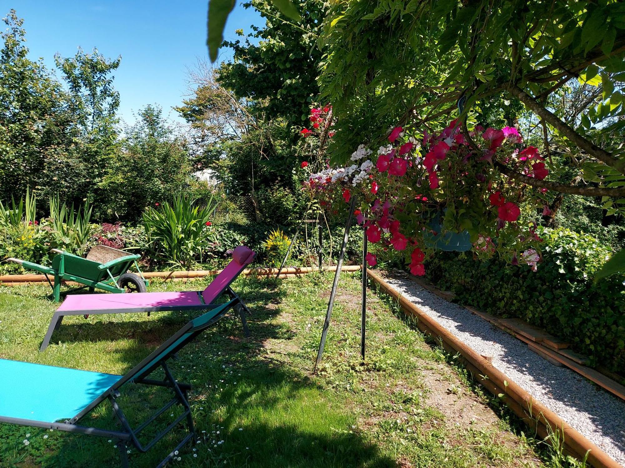 Charming Two Bedroom Gite With Beautiful Gardens Конфолан Екстер'єр фото